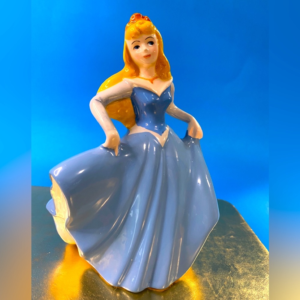 Walt Disney’s Sleeping Beauty VTG Aurora Hand-Painted Porcelain Figurine Japan